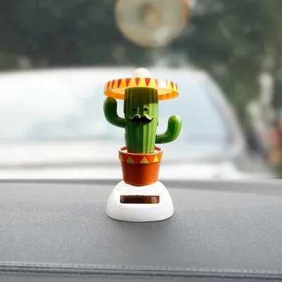 Solarni Plesni Kaktus sa Sombrerom - Vesela Oznaka za Auto i Radni Sto