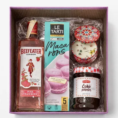 Poklon set Pinky - Beefeater Pink džin, macarons, mirisna svijeća i čoko pekmez