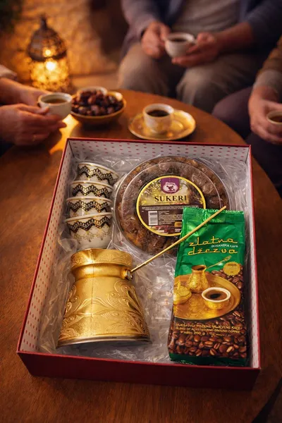 Premium poklon set za kafu - Gold džezva, kafa, fildžani i urme