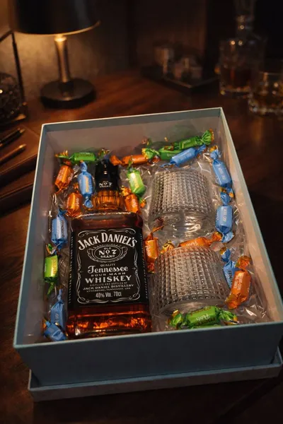 BARON - poklon paket sa Jack Daniel's viskijem, čašama sa rotirajućim dnom i Merci čokoladicama
