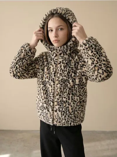 Kratka jakna s krznenim efektom i leopard uzorkom