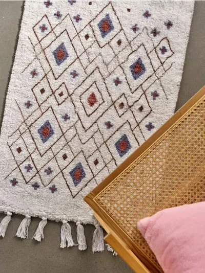 Tepih s geometrijskim uzorkom