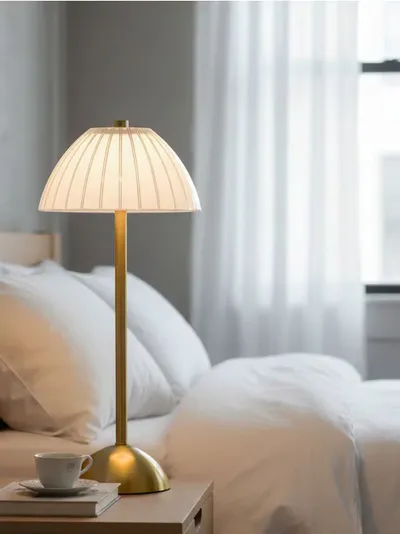 LED noćna lampa s rebrastim abažurom i zlatnom bazom