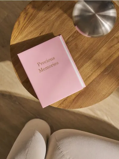 Foto album sa zlatnim natpisom "Precious Memories"