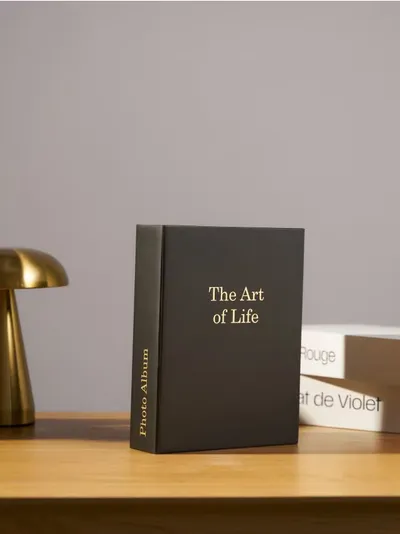 Foto album sa zlatnim natpisom "The Art of Life"