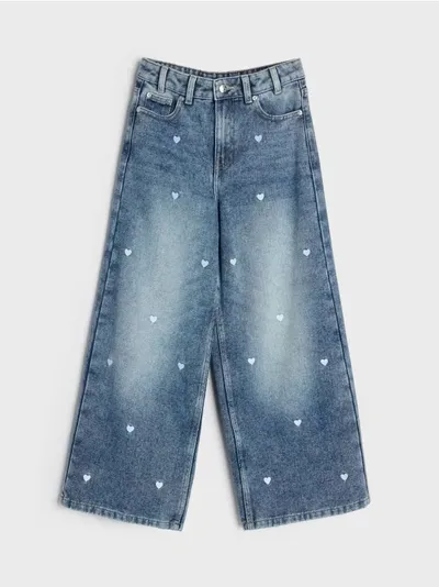Wide leg farmerke s ispranim efektom i vezenim srcima