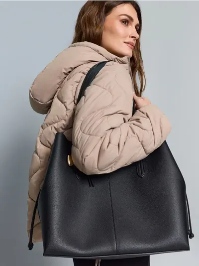 Shopper torba od imitacije kože s privjeskom u obliku srca