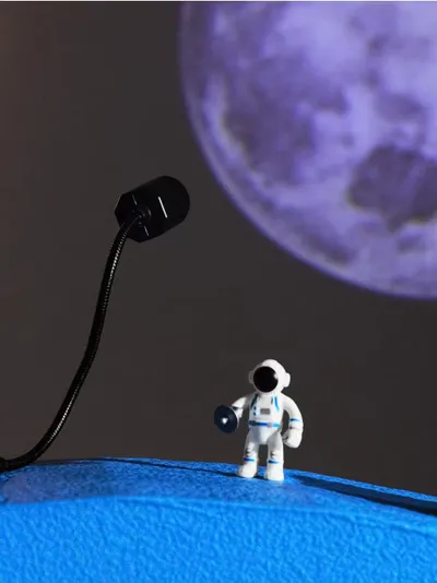 LED projektor s izmjenjivim filterima s motivom planeta