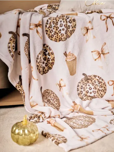 Deka s motivom bundeve u leopard uzorku i jesenjim detaljima
