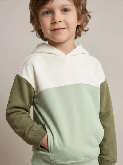 Hoodie sa spuštenom linijom ramena