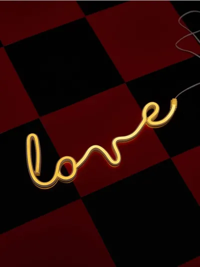 LED lampa u obliku natpisa „Love“