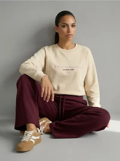 Crewneck duks sa izvezenim natpisom NYC
