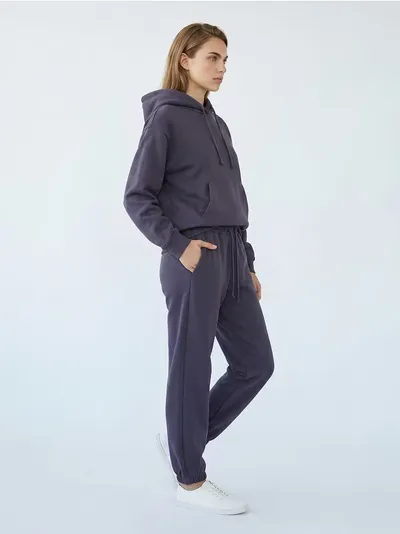 Hoodie dukserica sa džepom i vezenim natpisom