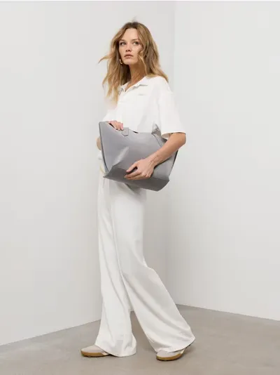 Wide leg pantalone sa štepovima na nogavicama i ukrasnim pojasom