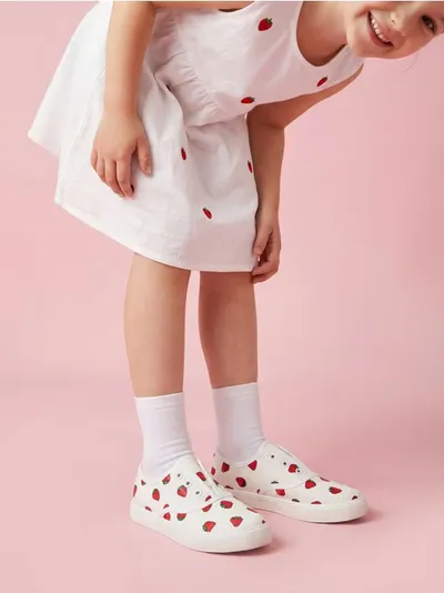 Slip-on patike sa motivom jagoda
