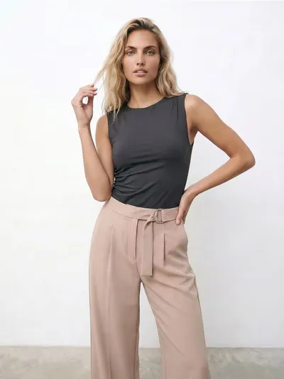 Wide leg pantalone s kaišem od tech-poly materijala