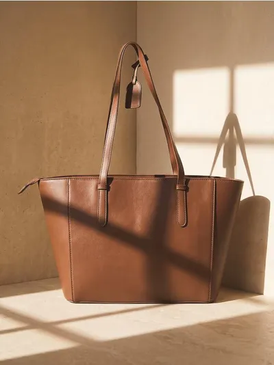 Shopper torba od umjetne kože sa privjeskom