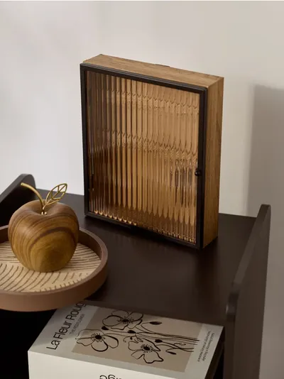 Vješalica za ključeve s kukicama i rebrastim vratancima