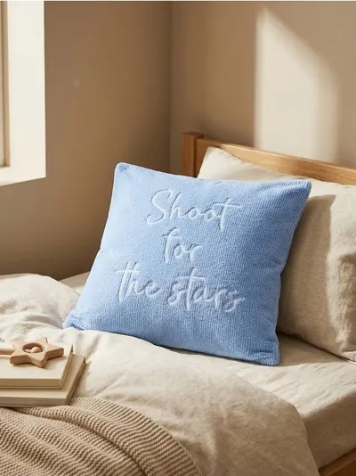 Jastučnica s natpisom „Shoot for the stars“