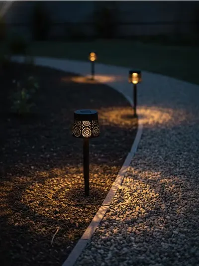Solarna LED vrtna svjetiljka s dekorativnim uzorkom
