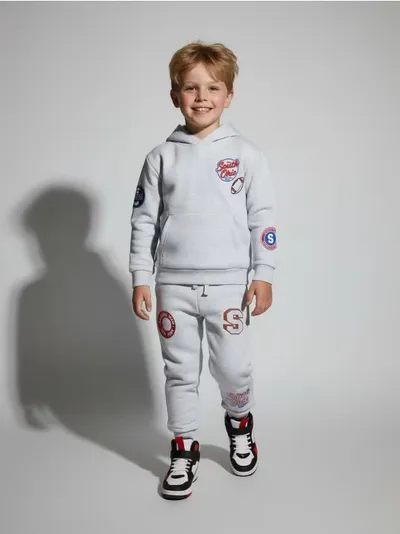 Trenerka set: bluza i hlače s našivkama