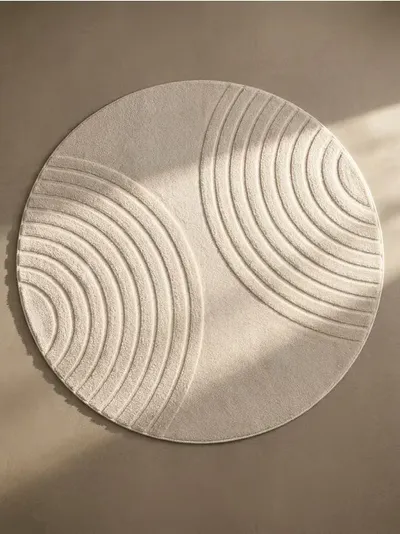 Okrugli tepih s geometrijskim uzorkom