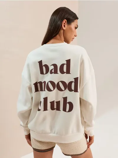 Crewneck duks s natpisom na leđima