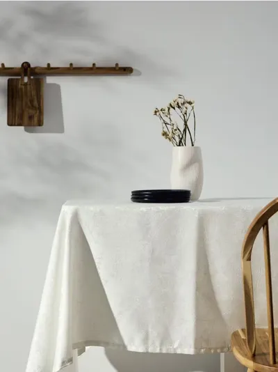 Žakardni stolnjak s cvjetnim uzorkom
