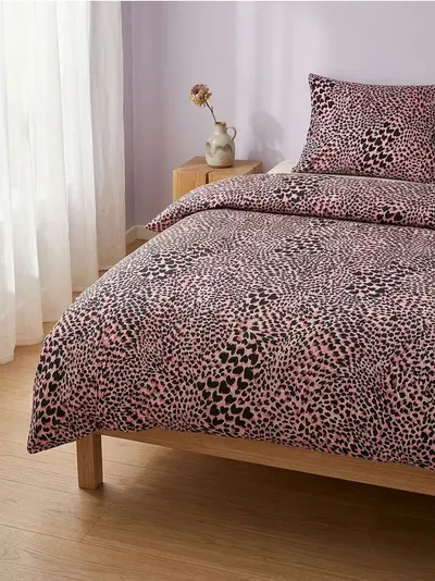 Set posteljine s motivom srca u leopard print stilu