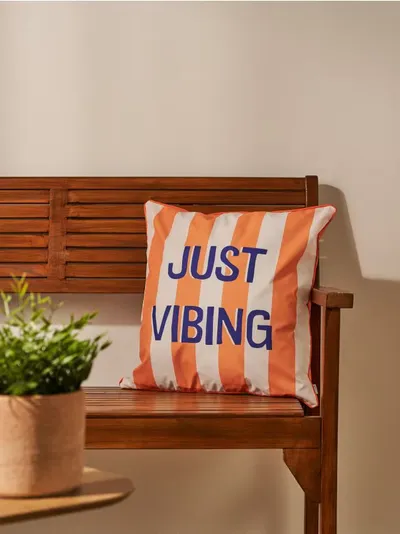 Jastučnica s natpisom „Just Vibing”