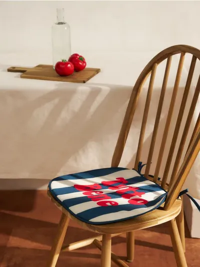 Jastuk za stolicu s natpisom „Tutto Bene”