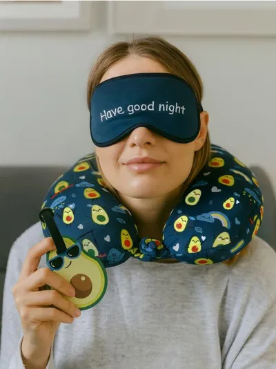 Putni set: jastuk, maska za oči i oznaka s imenom