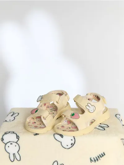 Sandale sa čičak kopčanjem i 3D aplikacijama Miffy