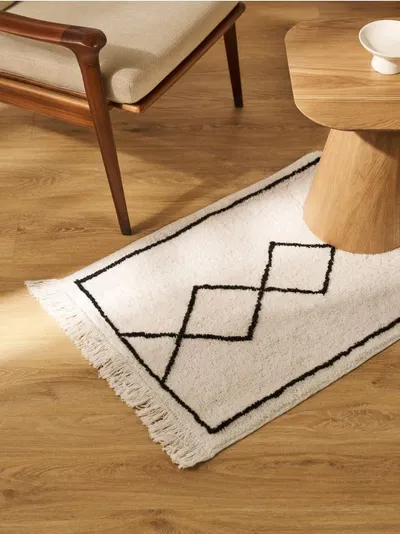 Tuftirani tepih s geometrijskim uzorkom i resama