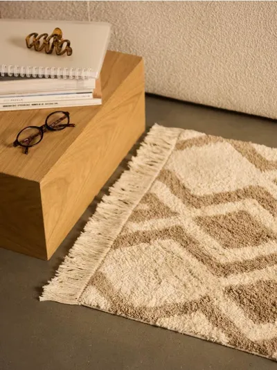 Tuftirani tepih s geometrijskim uzorkom i resama