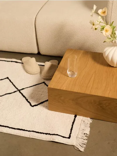 Tuftirani tepih s geometrijskim uzorkom i resama