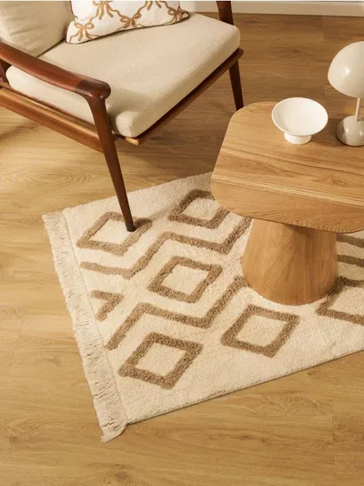 Tuftirani tepih s geometrijskim uzorkom i resama