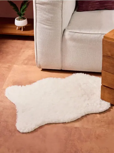 Tepih u obliku životinjske kože od imitacije janjećeg krzna