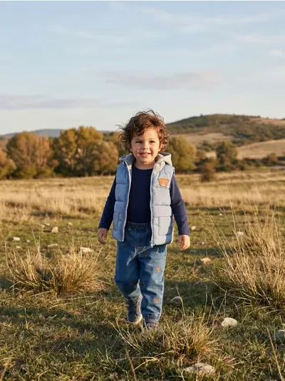 Prošiveni puffer prsluk s kapuljačom i motivom medića