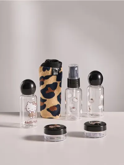 Set putnih posuda s peškirom za lice i prozirnim etuijem Hello Kitty