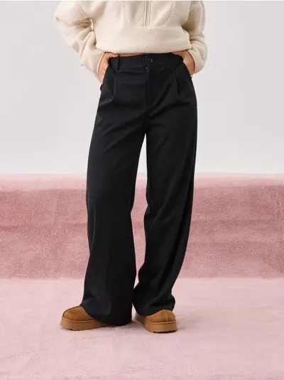 Široke pantalone sa zakrpama