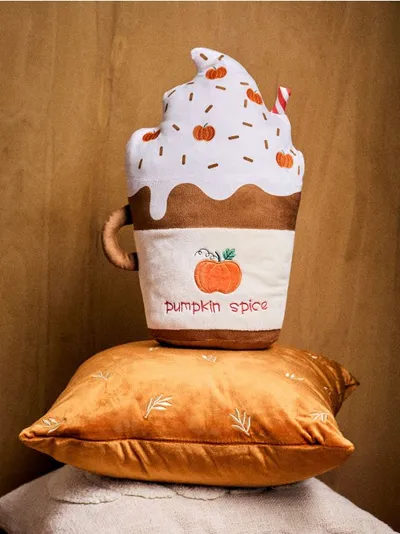 Dekorativni jastuk u obliku napitka Pumpkin Spice Latte