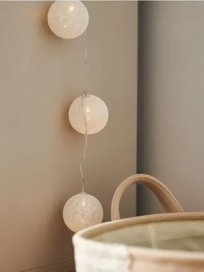 LED svjetlosna girlanda s dekorativnim kuglicama