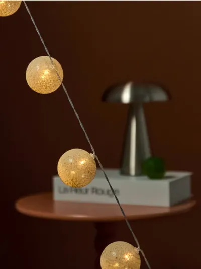 LED svjetlosna girlanda s dekorativnim kuglicama