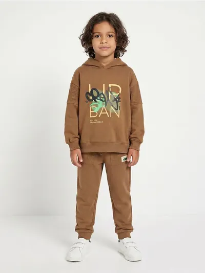 Hoodie sa graffiti printom