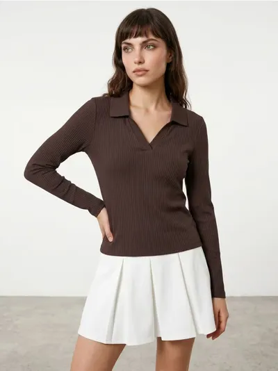 Rebrasta bluza s dugim rukavima i kragnom
