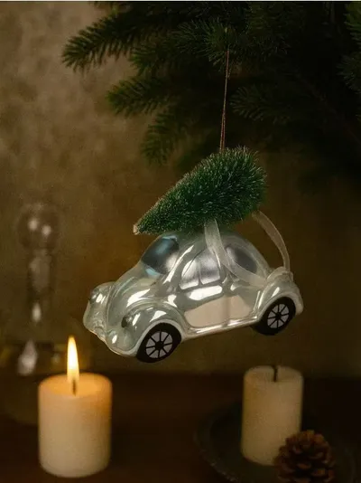 Božićna kuglica u obliku automobila