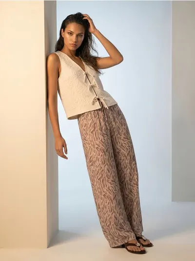Viskozne wide leg hlače s biljnim motivom