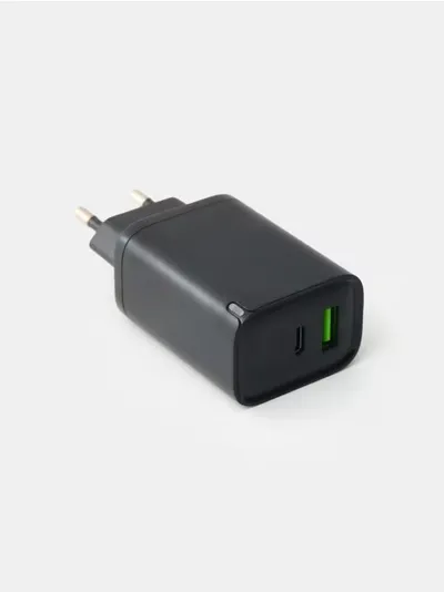 Zidni punjač s USB-A i USB-C priključcima