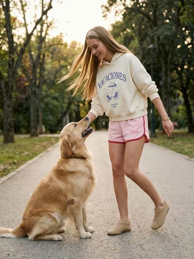 Trenerka šorc s kontrastnim paspulom i natpisom "Malibu"